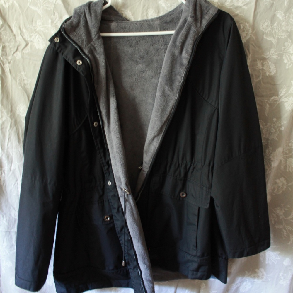 Kohl's / black & gray raincoat / size XL